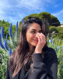 Mrunal Thakur: मस्ती के मूड में नज़र आईं मृणाल ठाकुर, एक्ट्रेस का अंदाज देख फिदा हो जाएंगे आप