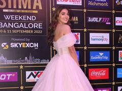 SIIMA Awards 2022 :  SIIMA விருதுகள் நிகழ்ச்சியில் பங்குபெற்ற பூஜா ஹெக்டேவின் புகைப்படங்கள்!