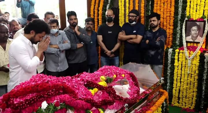 కృష్ణంరాజు పార్థివదేహానికి నివాళి అర్పిస్తున్న కల్యాణ్ రామ్