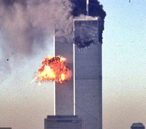 अलकायदा ने इस हमले को अंजाम देने के लिए 4 यात्री विमान अगवा किए थे. दो विमान वर्ल्ड ट्रेड सेंटर पर टकराए तो वहीं तीसरा विमान पेंटागन और चौथा विमान एक खेत में क्रैश हुआ था.