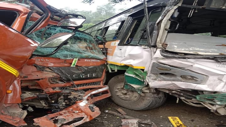 Strong collision between HRTC bus and truck in Bilaspur ਬਿਲਾਸਪੁਰ 'ਚ HRTC ਬੱਸ ਅਤੇ ਟਰੱਕ ਵਿਚਾਲੇ ਹੋਈ ਜ਼ਬਰਦਸਤ ਟੱਕਰ, 5 ਲੋਕਾਂ ਦੀ ਹੋਈ ਮੌਤ