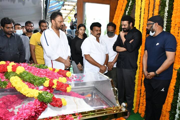 ప్రభాస్ ను ఓదార్చుతున్న తలసాని
