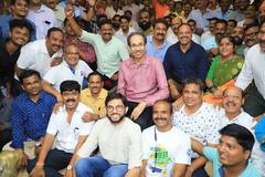 Shivsena Prabhadevi :  प्रभादेवी राड्यातील शिवसैनिक मातोश्रीवर, उद्धव ठाकरेंकडून शिवसैनिकांचं कौतुक