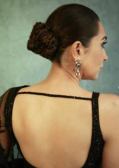 In Pics: करिष्माचा कातिल लूक; चाहते म्हणाले, 'तू तर फक्त 25 वर्षांचीच दिसतेस'