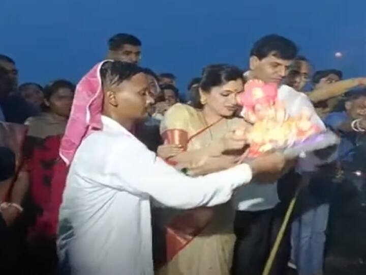 Maharashtra news criticize on mp navneet rana and mla ravi rana over ganesh immersion Navneet Rana : बाप्पाचे विसर्जन असं करतात का? राणा दाम्पत्यावर सोशल मीडियावर टीकेची झोड