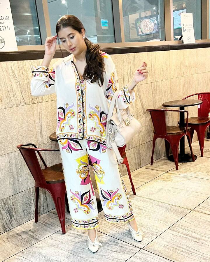 चारू ने एयरपोर्ट पर दिलकश अदाओं भरे पोज दिए.