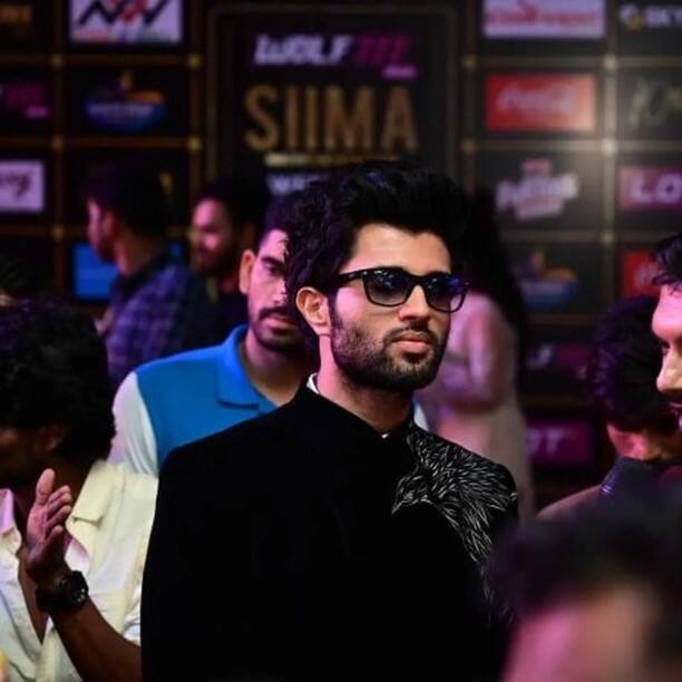 हाल ही में फिल्‍म 'लाइगर' से बॉलीवुड में एंट्री मारने वाले साउथ स्‍टार विजय देवरकोंडा (Vijay Deverakonda) भी लाइमलाइट चुराने में पीछे नहीं रहे. वह एक ब्‍लैक इंडो-वेस्‍टर्न आउटफिट में नजर आए और हमेशा की तरह बेहद हैंडसम लगे. उन्‍होंने यूथ आइकॉन साउथ (मेल) कैटेगरी में अवॉर्ड भी अपने नाम किया.