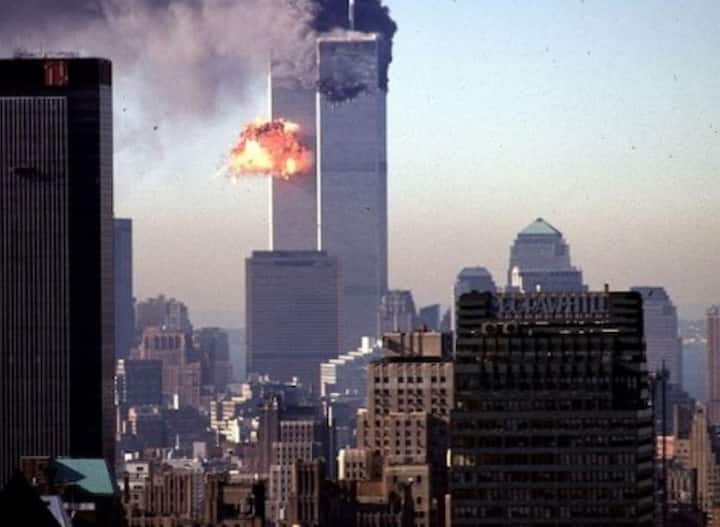 सुबह 8.46 बजे आतंकियों ने अमेरिकी विमान संख्या 11 को वर्ल्ड ट्रेड सेंटर के नॉर्थ टावर से टकराकर तबाही मचाई. सुबह 9.03 बजे आतंकियों ने अगवा फ्लाइट संख्या 175 को वर्ल्ड ट्रेड सेंटर के साउथ टावर से टकरा दिया.