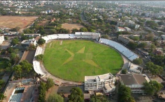 सोलापुरातल्या इंदिरा गांधी स्टेडियमवरील (Indira Gandhi Stadium) धावपट्टी क्रिकेट सामने खेळण्यासाठी उत्तम आहे, असा अहवाल महाराष्ट्र क्रिकेट असोसिएशनकडे (Maharashtra Cricket Association) पाठवण्यात आलाय