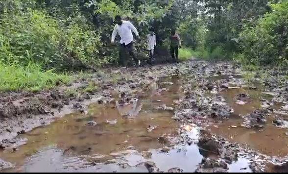 गावकरी रस्त्यासाठी जागा द्यायला तयार नाहीत आणि प्रशासन देखील त्याकडे लक्ष देत नाही असा आरोप मृताच्या कुटुंबीयांनी केलाय. 