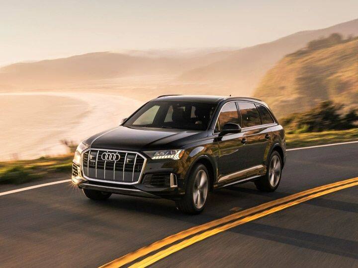 ऑडी Q7 SUV मध्ये दुसऱ्या आणि तिसऱ्या रांगेसाठी इलेक्ट्रिक अॅडजस्टमेंट, आठ एअरबॅग्ज, ओलुफसेन स्टिरिओ सिस्टम, 10.1-इंच टचस्क्रीन, डिजिटल ड्रायव्हर डिस्प्ले, पॅनोरॅमिक सनरूफ, एअर प्युरिफायर, 19-इंच अलॉय व्हील, मेमरी फंक्शन, 360-डिग्री यांसारखी फीचर्स देण्यात आले आहेत.