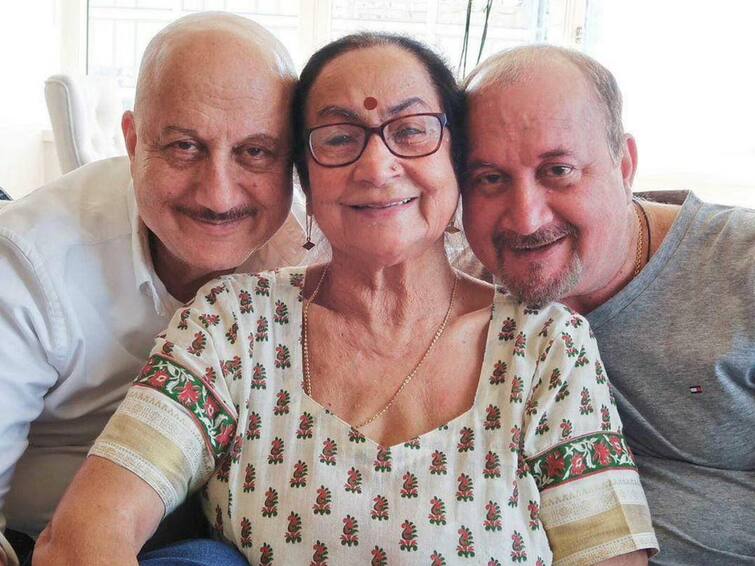 anupam kher wishes younger brother raju kher on his 65th birthday video post viral Watch: अनुपम खेर ने छोटे भाई राजू खेर को दी जन्मदिन की बधाई, कहा 'तुम मेरे जितने सफल नहीं लेकिन...‘