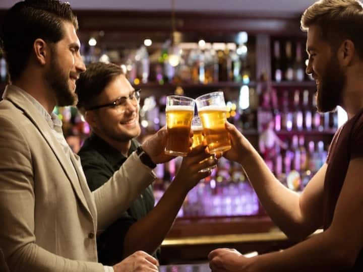 food tips Reason Behind Clinking Glasses and Saying Cheers While Drinking Intresting Facts: शराब पीने से पहले क्यों बोलते हैं Cheers, जानें इसके पीछे की वजह