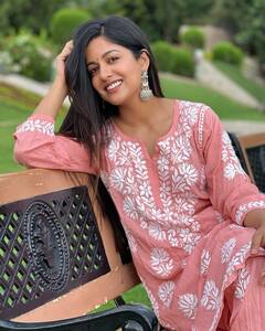 इशिता दत्ता का ये ग्लैमरस लुक देखा! स्ट्रैपलेस ड्रेस में Killer लगीं TV की संस्कारी बहू, फोटोज हैं सबूत...