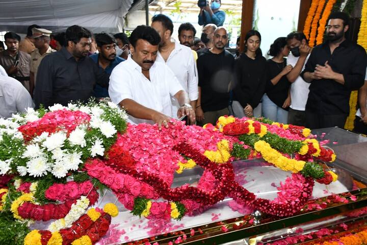 కృష్ణంరాజు పార్థివదేహానికి నివాళి అర్పిస్తున్న తలసాని శ్రీనివాస్ యాదవ్