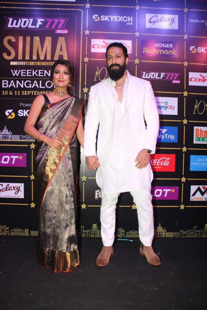 शनिवार रात आयोजित SIIMA अवॉर्ड्स में साउथ फिल्‍म इंडस्‍ट्री के सभी जाने-माने सितारे शामिल हुए, मगर 'केजीएफ' फेम स्‍टार यश (Yash) ने पूरी महफिल लूट ली.