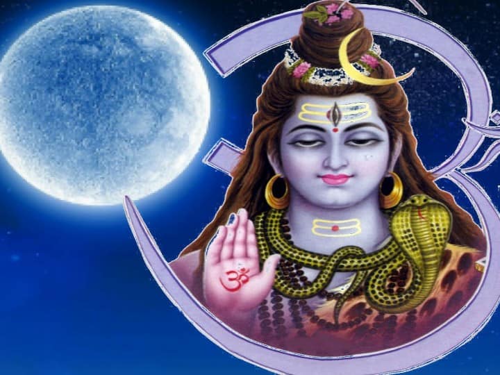 चंद्रमा की शुभता पाने के लिए सोमवार के दिन चांदी के पात्र में गंगाजल, दूध, चावल और शक्कर डालकर चंद्रमा को अर्ध्य दें, ऐसा करने पर चंद्र दोष समाप्त होता है.