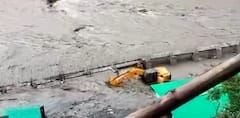 Dharchula Cloudburst: बादल फटने के बाद ऐसी आई तबाही की बुल्डोजर तक डूब गया