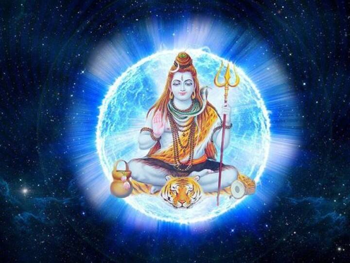 भोलेनाथ ने चंद्र देव को अपने मस्तक पर स्थान दिया है. चंद्र देव को सोम भी कहा जाता है. चंद्रमा मन का कारक है, कुंडली में चंद्रमा कमजोर हो तो व्यक्ति मानसिक औऱ शारीरिक रूप से परेशान रहता है.