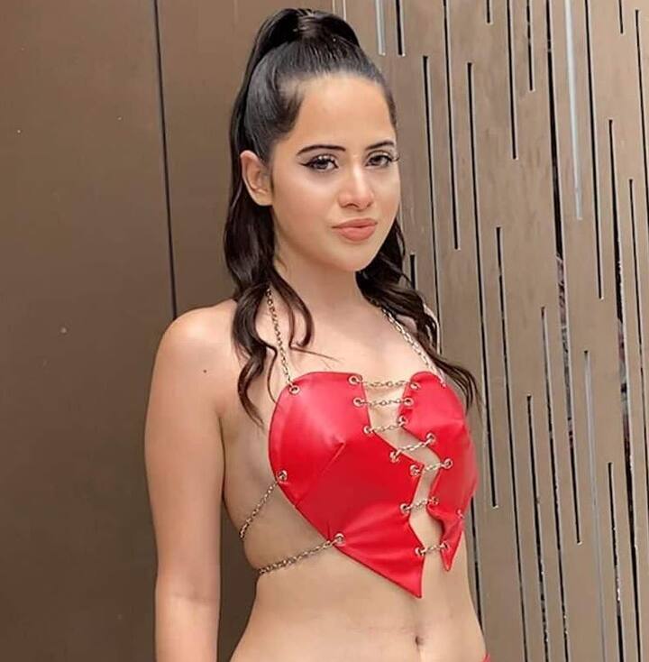 આ તસવીરોમાં ઉર્ફી જાવેદ જે ડ્રેસ પહેરેલો જોવા મળે છે તે ચેનથી બાંધેલો છે. ઉર્ફી જાવેદની આ તસવીરો સોશિયલ મીડિયા પર જોરદાર વાયરલ થઈ રહી છે.