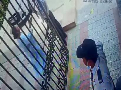 Video Woman Repeatedly Slaps Security Guard At Noida High Rise Society குடியிருப்பு வளாகத்தின் காவலருக்கு பளார் விட்ட பெண் பேராசிரியர்! அதிரடி காட்டிய காவல்துறை!