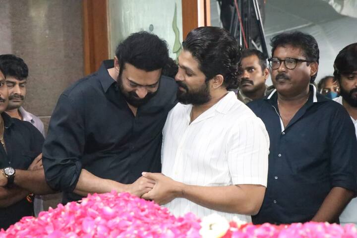 ప్రభాస్ ను ఓదార్చుతున్న అల్లు అర్జున్
