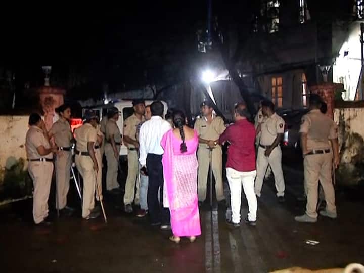 Maharashtra Police dadar police filed fir against local leader with 25 shivsena activist after clash between shivsena and shinde group Shivsena: प्रभादेवीतील राडा प्रकरणी 25 शिवसैनिकांवर गुन्हा दाखल; महेश सावंत यांच्यासह 5 अटकेत