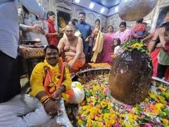 महाकाल के गर्भगृह में महापौर को फोटो खिंचवाना पड़ा महंगा, लोगों ने सोशल मीडिया पर जमकर किया ट्रोल