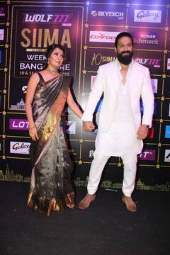 SIIMA Awards 2022: वाइफ राधिका के साथ व्‍हाइट ब्‍लेजर में 'केजीएफ' स्‍टार यश ने की धमाकेदार एंट्री