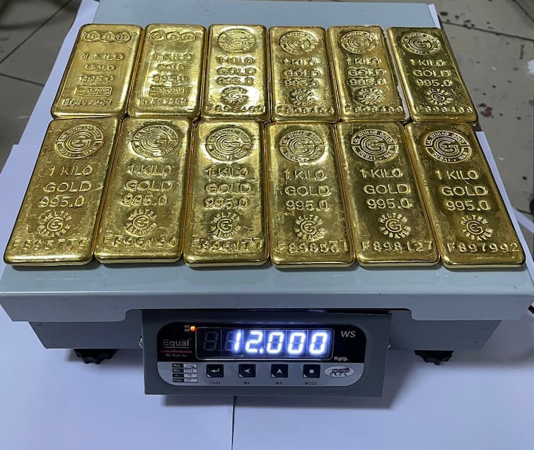 Six held at Mumbai airport with 12 kg gold worth Rs 5.38 crore Gold Smuggling : मुंबई विमानतळावर 12 किलो सोनं जप्त, खास डिजाईन केलेल्या पट्ट्यातून तस्करी, सहा जण अटकेत