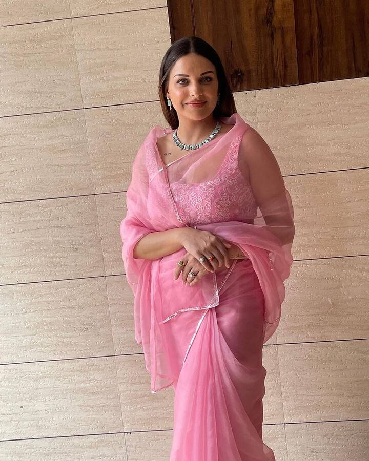 એક્ટ્રેસ પોતાના ફેન્સ સાથે જોડાયેલી રહેવા માટે સોશિયલ મીડિયા પર ખૂબ જ એક્ટિવ રહે છે.
