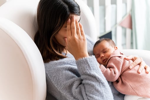 postpartum depression symptoms treatment and prevention tips what women need after child birth Depression After Child Birth : प्रसूतीनंतर महिलांमध्ये पोस्टपार्टम डिप्रेशनची वाढती समस्या, 'ही' आहे यामागची कारणं