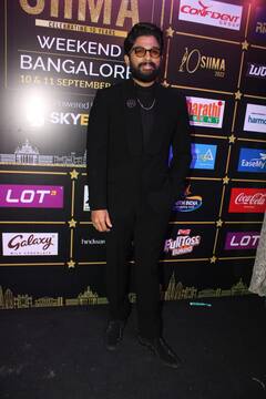 अल्लू अर्जुन को मिला बेस्ट एक्टर अवॉर्ड, ब्लैक आउटफिट में पोज़ देते हुए लगे 'फायर'