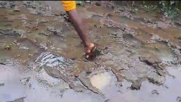 मुरबाड तालुक्यातील आदिवासी बांधवांच्या वाट्याला आलेलं हे भयाण वास्तव आहे.  