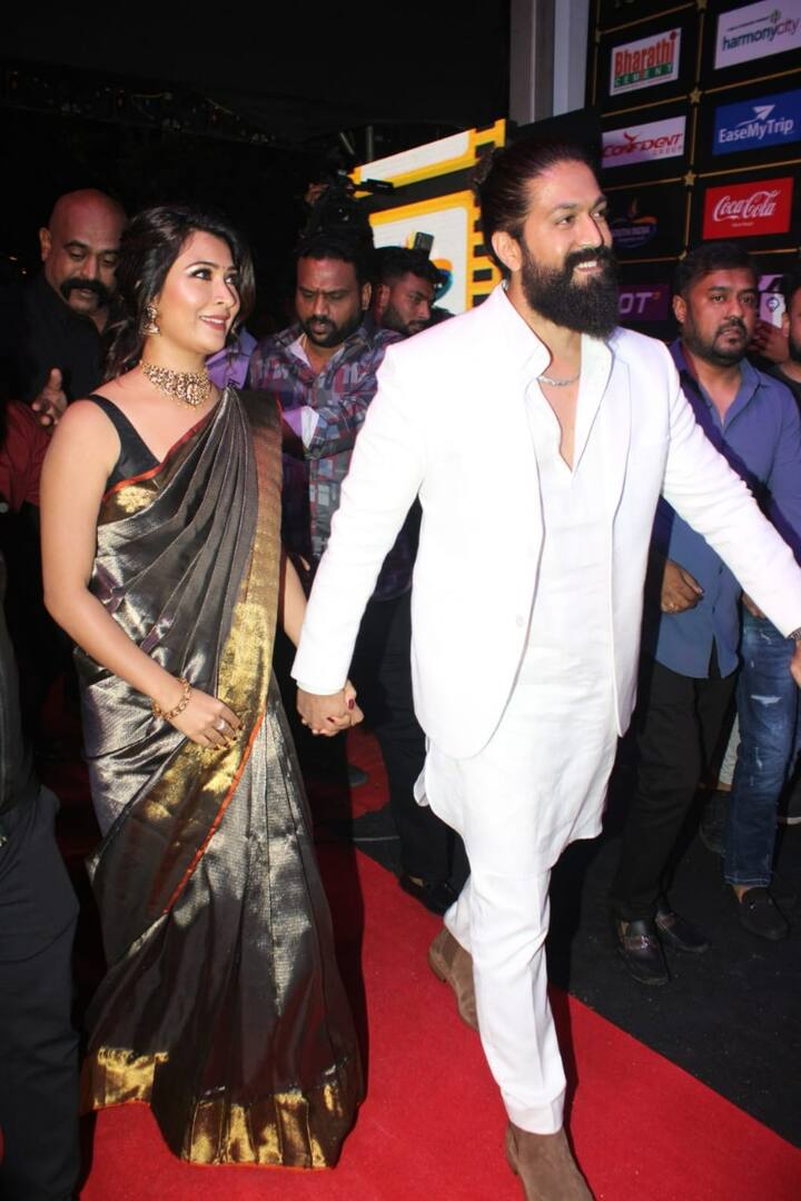 భార్య రాధిక పండిట్ తో కలిసి యష్ సైమా అవార్డుల్లో పాల్గొన్నారు.