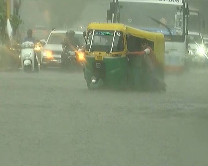 શહેરના વાતાવરણમાં આજે બપોરે અચાનક પલટો આવતા આકાશ કાળા ડીબાંગ વાદળોથી ઘેરાઈ ગયુ હતું.