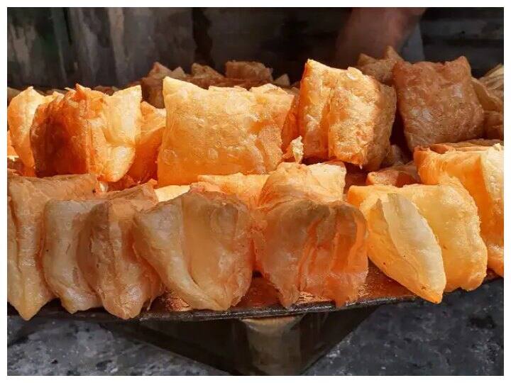 ऋग्वेद में किया गया है खाजा का उल्लेख इस बात को आपको जानकर हैरानी होगी कि यह मिठाई आज की नहीं बल्कि ऋग्वेद और चाणक्य के अर्थशास्त्र में भी उल्लेख की गई है. इसमें मैदा की जगह गेहूं की परतदार मिठाई का उल्लेख किया गया है.