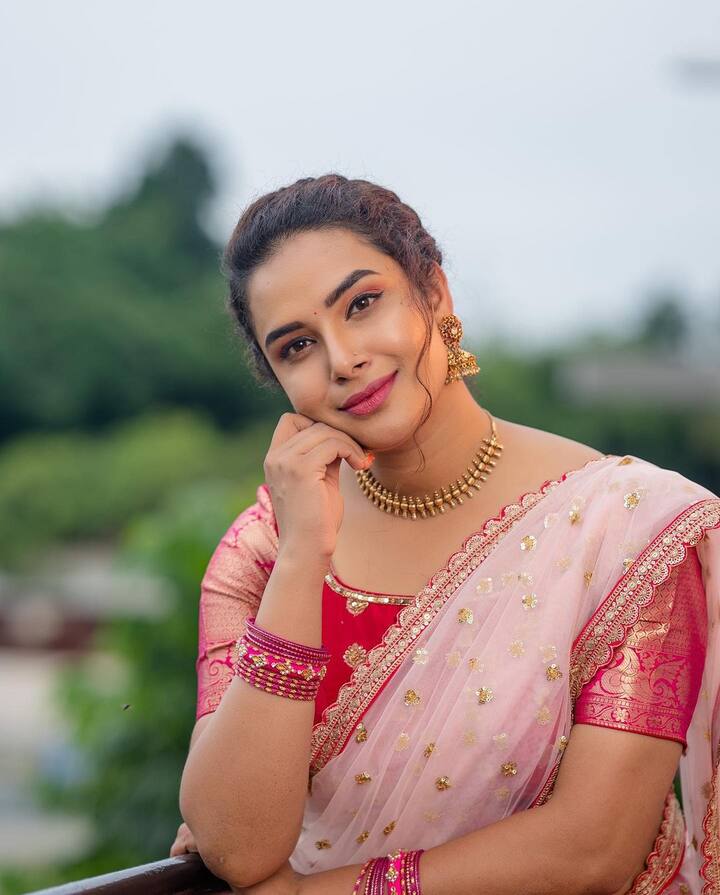 హరితేజ తల్లయ్యాక కూడా అందం రెట్టింపు అయ్యింది. పింక్ లెహెంగాలో చాలా అందంగా ఉంది. -Image Credit: Hariteja/Instagram