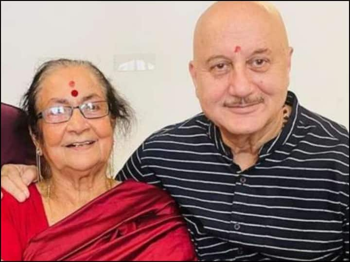 Anupam kher shares video with mother asking what you drinking know answer Anupam Kher: छोटे भाई के जन्मदिन पर अनुपम खेर ने की पार्टी, मां से पूछा- ‘क्या पी रहे हो आप? मिला ऐसा जवाब कि...