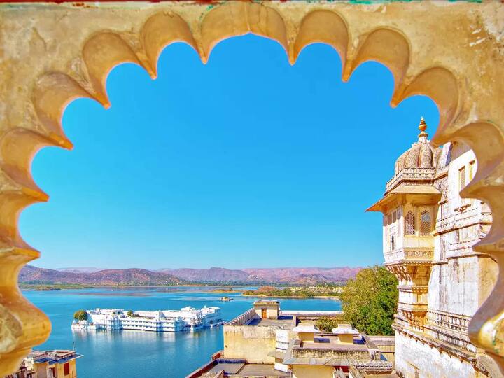 ये पैकेज 3 सितंबर से शुरू हो चुका है. जो स्‍टैंडर्ड , डीलक्स और लग्जरी तीन कैटिगिरी में बंटा हुआ है. इसका किराया सिर्फ  5380 रुपए से शुरू होता है. जिसके तहत यात्रियों को आईआरसीटीसी उदयपुर रेलवे स्‍टेशन या एयरपोर्ट से पिक करेगा और वापस वहीं छोड़ेगा.