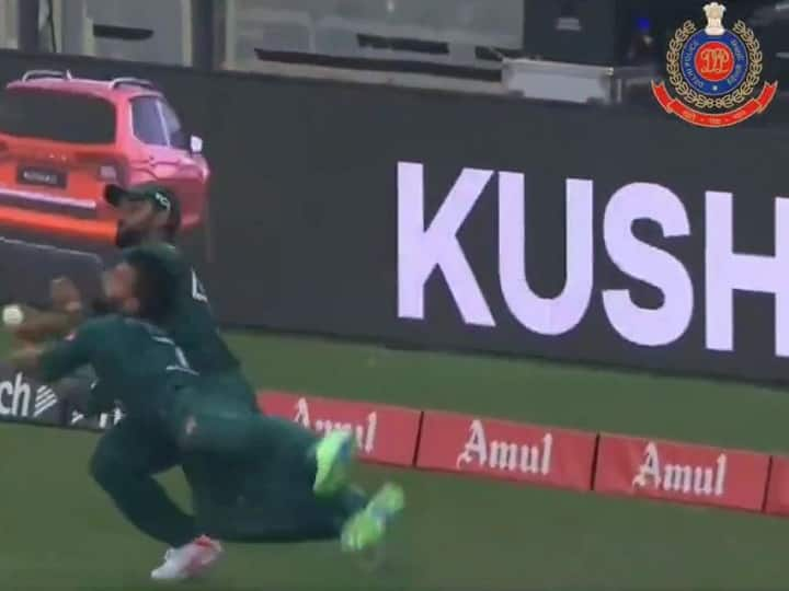 Asia Cup 2022 Delhi Traffic Police Shared Pakistan Players Asif Ali and Shadab Khana Collide Video Asia Cup 2022: एशिया कप के फाइनल में कैच लेने गए दो पाक खिलाड़ी टकराए, Delhi Police ने लिए मजे और दी ये सलाह