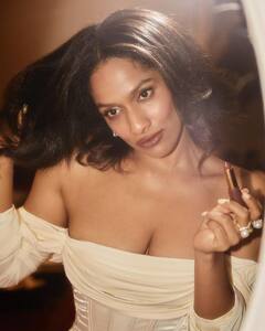 Masaba Gupta : व्हाईट ऑफ शोल्डर ड्रेसमध्ये मसाबाचा हॉट अंदाज