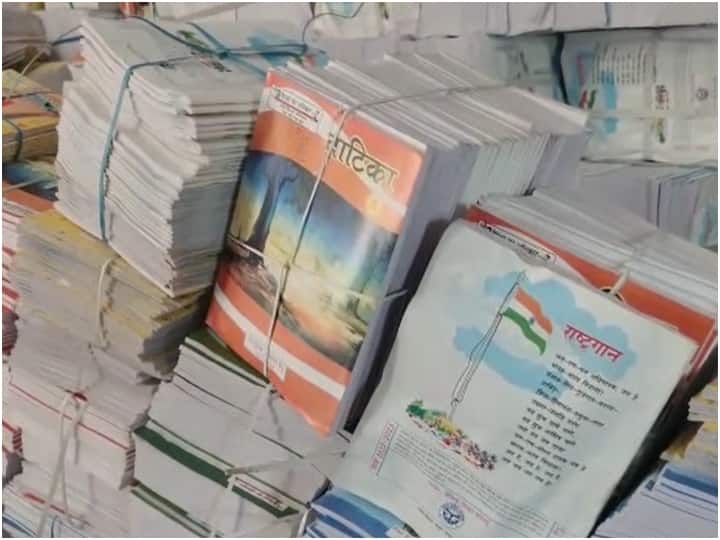 kaushambi basic education department has given one week time to reprint hindi book after mistake found in national anthem ann Kaushambi: किताब में राष्ट्रगान में 'त्रुटि' पर विपक्ष के निशाने पर सरकार, शिक्षा विभाग ने प्रकाशक पर फोड़ा ठीकरा