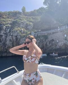 PHOTO: ऑफ शोल्डर ड्रेसमधील अनन्या पांडेच्या ग्लॅमरस स्टाइलने वाढवला इंटरनेटचा पारा!