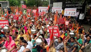 Nashik Water Supply : 'गंगापूर धरण तुडुंब, मात्र नाशिककरांना प्यायला पाणी नाही', मनपावर हंडा मोर्चा 