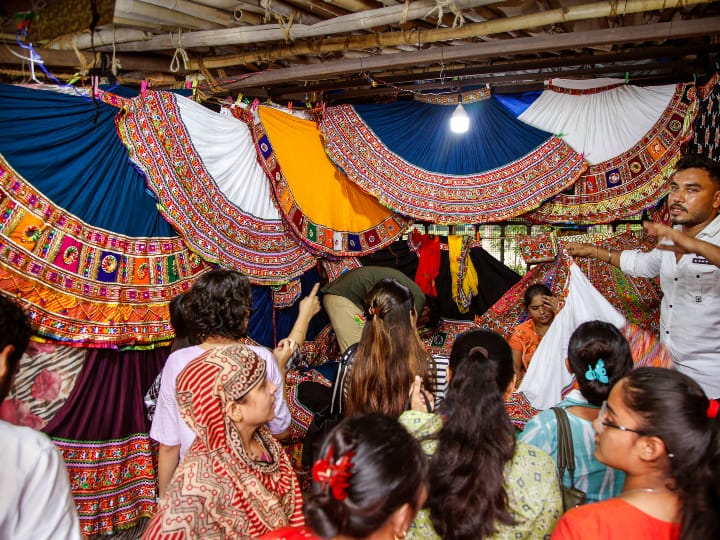 पूजा के बाद संगीत शुरू होता है. गुजरात में देर रात तक लोग गरबा डांस करते हैं. | Photo: PTI
