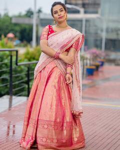 Hariteja: లంగా వోణీలో అందమైన బుట్ట బొమ్మలా హరితేజ