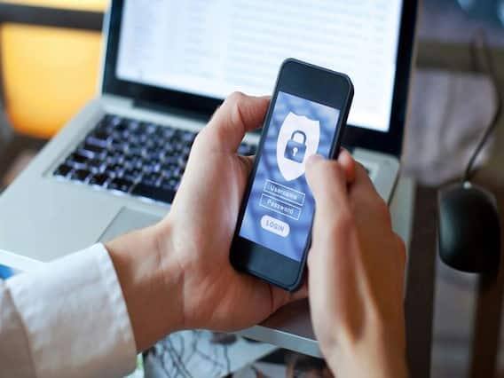 કેન્દ્રીય ગૃહ મંત્રાલયે સાયબર ક્રાઈમ અથવા ઓનલાઈન છેતરપિંડીની ઘટનાઓને રોકવા અને ફરિયાદો નોંધવા માટે નેશનલ હેલ્પલાઈન નંબર (155260) જારી કર્યો છે. તમે આ નંબર પર છેતરપિંડીની ફરિયાદ નોંધાવી શકો છો.