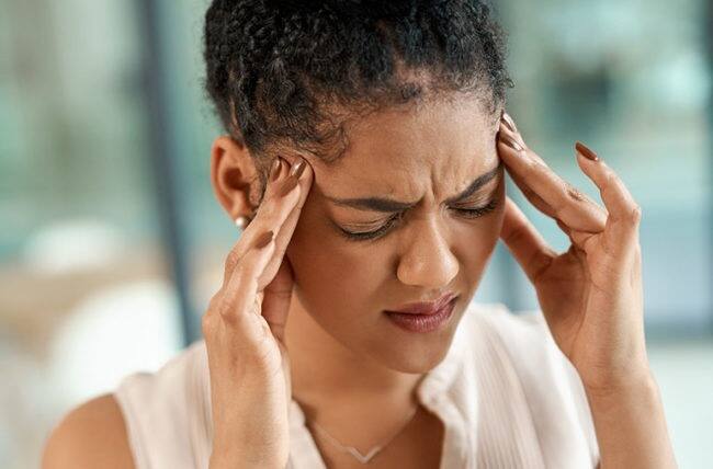 Dealing with migraine? Try these five yoga asanas to manage headache and nausea Migraine : ஒற்றைத் தலைவலிக்கு யோகா!: நிபுணர்கள் பரிந்துரைப்பது என்ன?