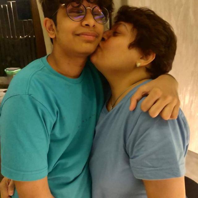 हाल ही में राम्या ने अपने इंस्टाग्राम पर अपनी कुछ तस्वीरें शेयर की. उन्होंने रुबी लाल रंग की मखमली साड़ी पहनी हुई है.